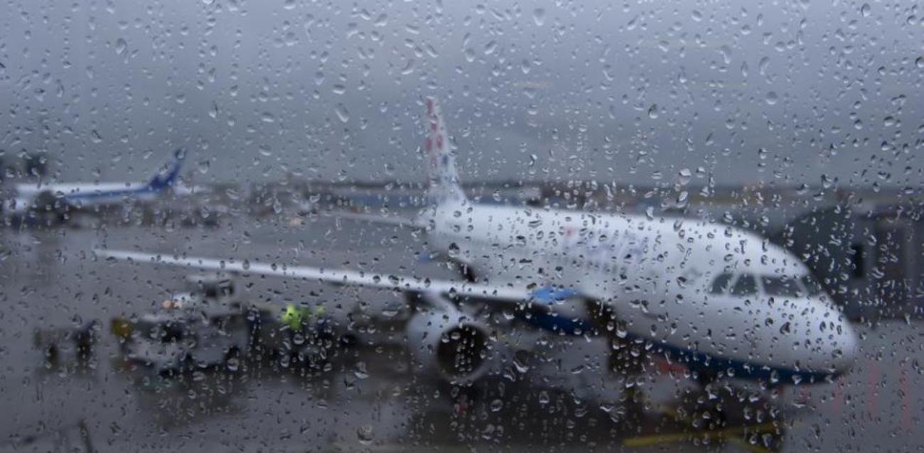 En ambos aeropuertos se declaró la “alerta roja” por la presencia de actividad eléctrica.