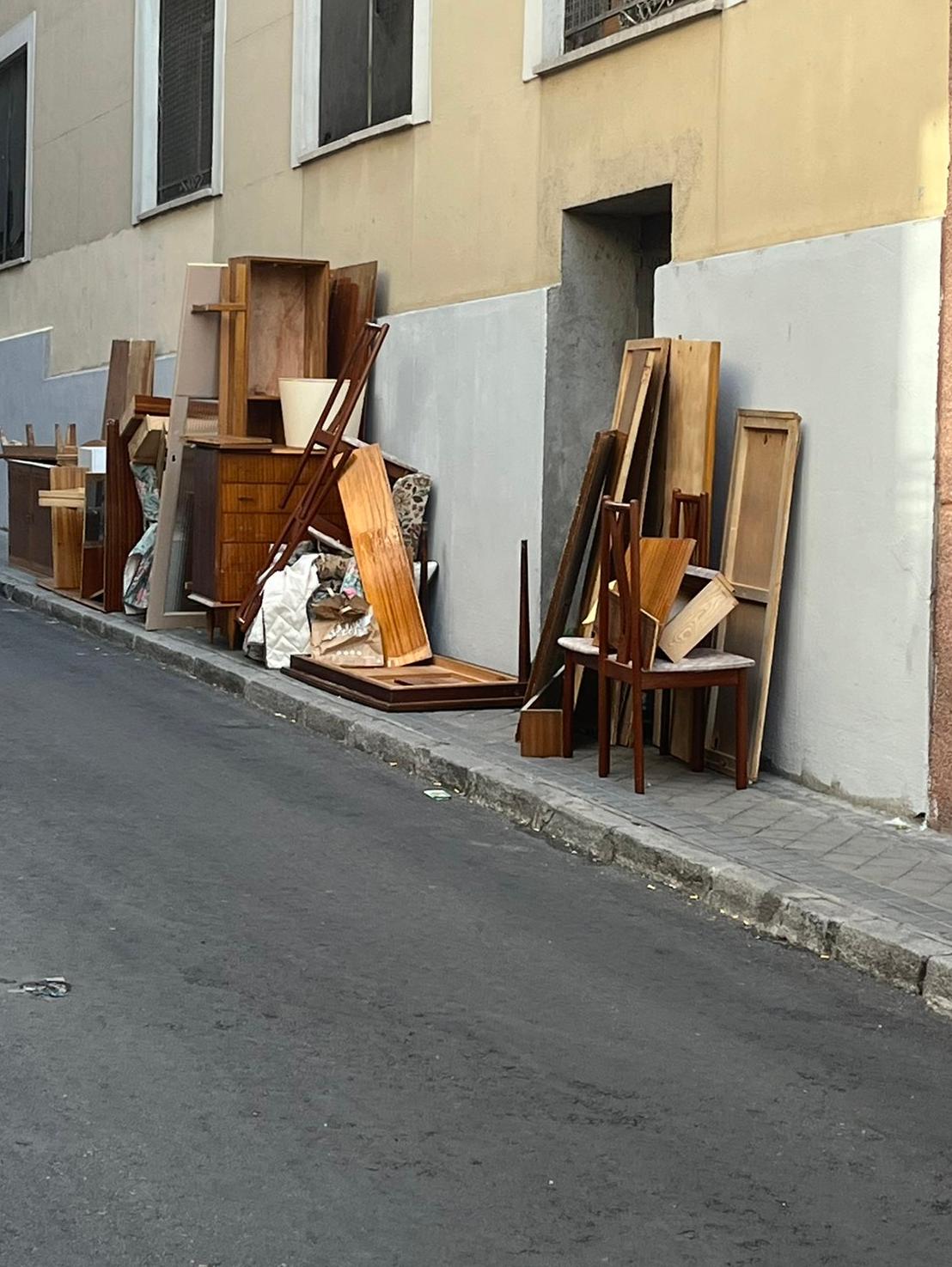 La joven consiguió la silla de entre todos estos muebles abandonados en la calle (Twitter/@roziohill).