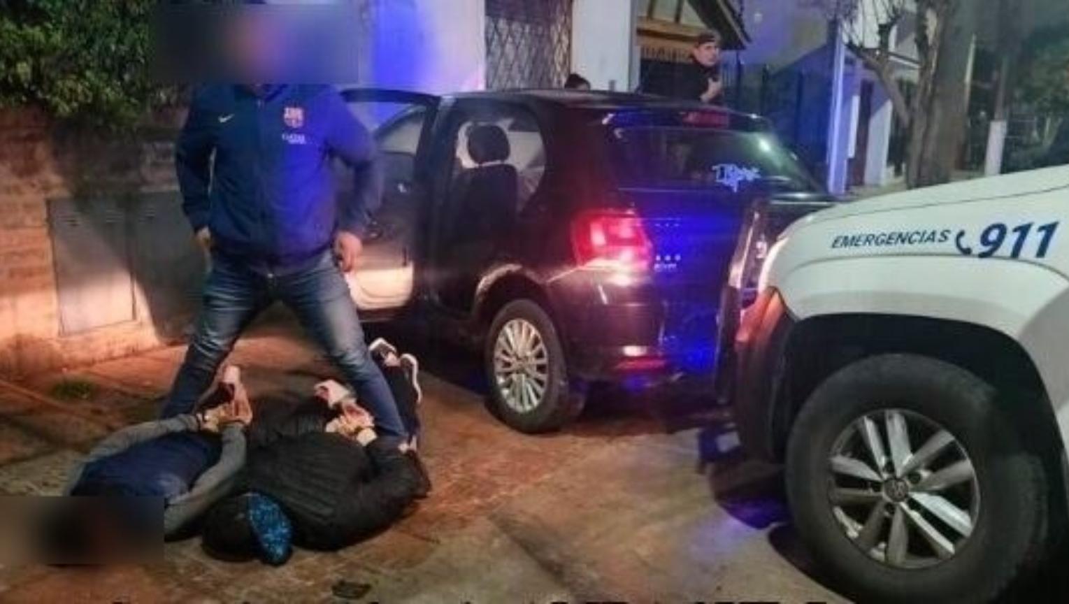 Así fueron reducidos por los policías los tres ocupantes del automóvil.