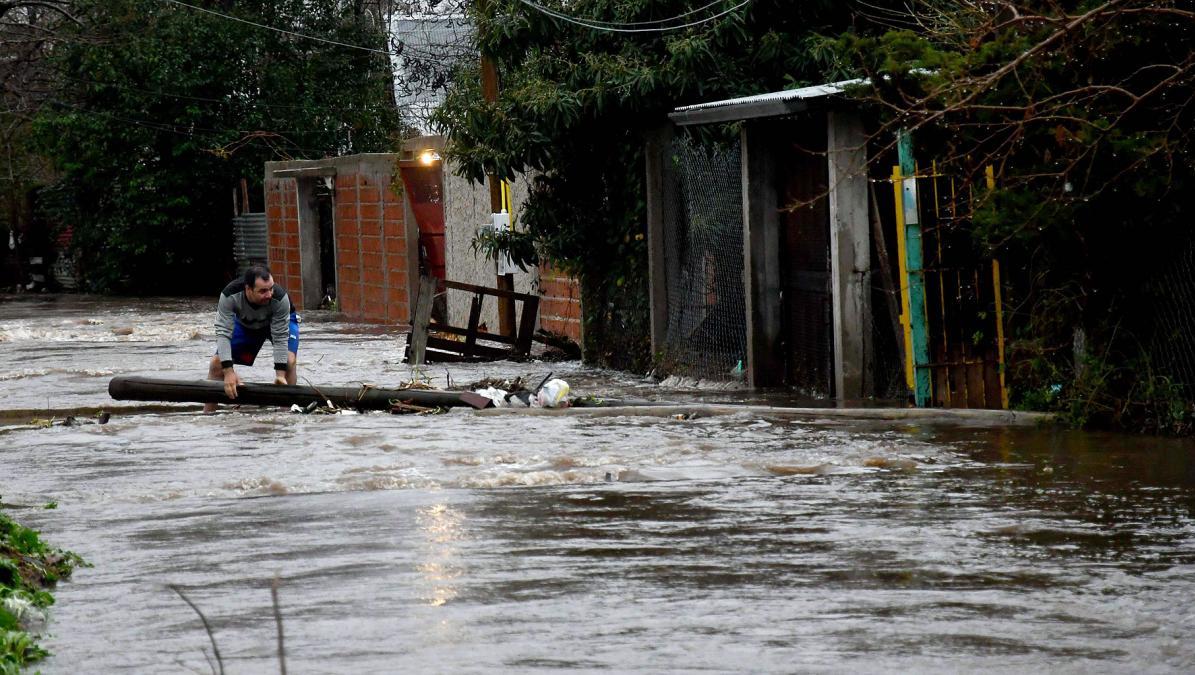 Inundaciones, récord de precipitaciones y evacuados en   <a href='https://www.cronica.com.ar/tags/La Plata'>La Plata</a> por el temporal (Gentileza: Télam).