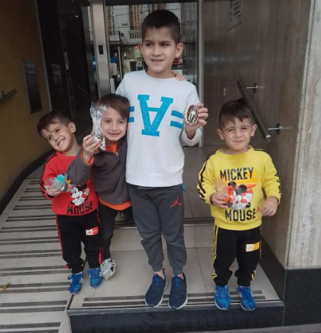 La foto que Pamela Nisi comparte de sus hijos en redes sociales diariamente para pedir justicia (Instagram/pamela.s.nisi).