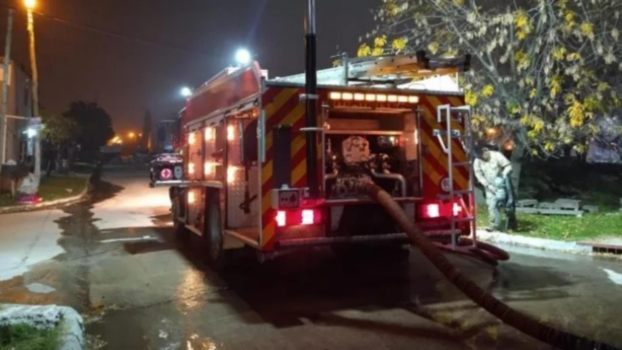 Los bomberos trabajaron para extinguir las llamas en la vivienda.