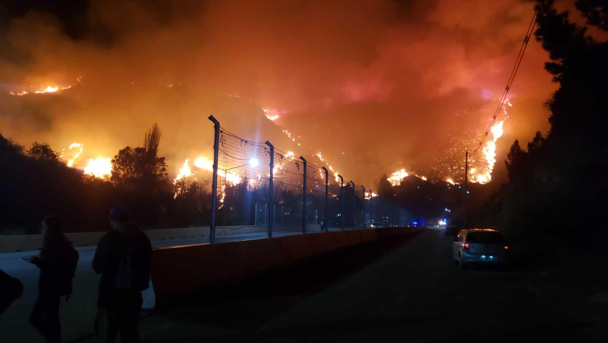 Los incendios avanzan en cercanías de las viviendas en Potrero de Funes, San Luis.