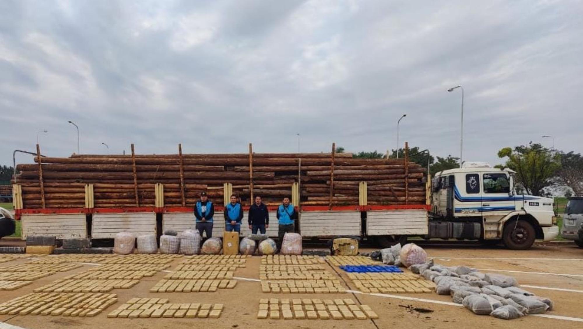 Secuestran 1.700 kilos de marihuana que eran transportados en un camión que llevaba eucalipto.