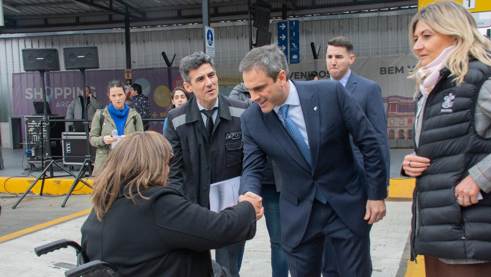 Guillermo Michel, titular de la Aduana, durante el acto de entrega de sillas de ruedas.