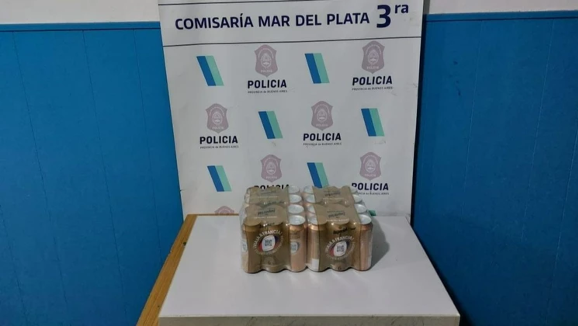 Las cervezas que estaban en poder del detenido.