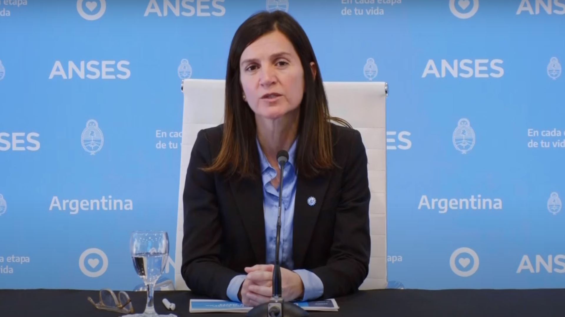 La titular de la ANSES, Fernanda Raverta, detallando los refuerzos económicos.