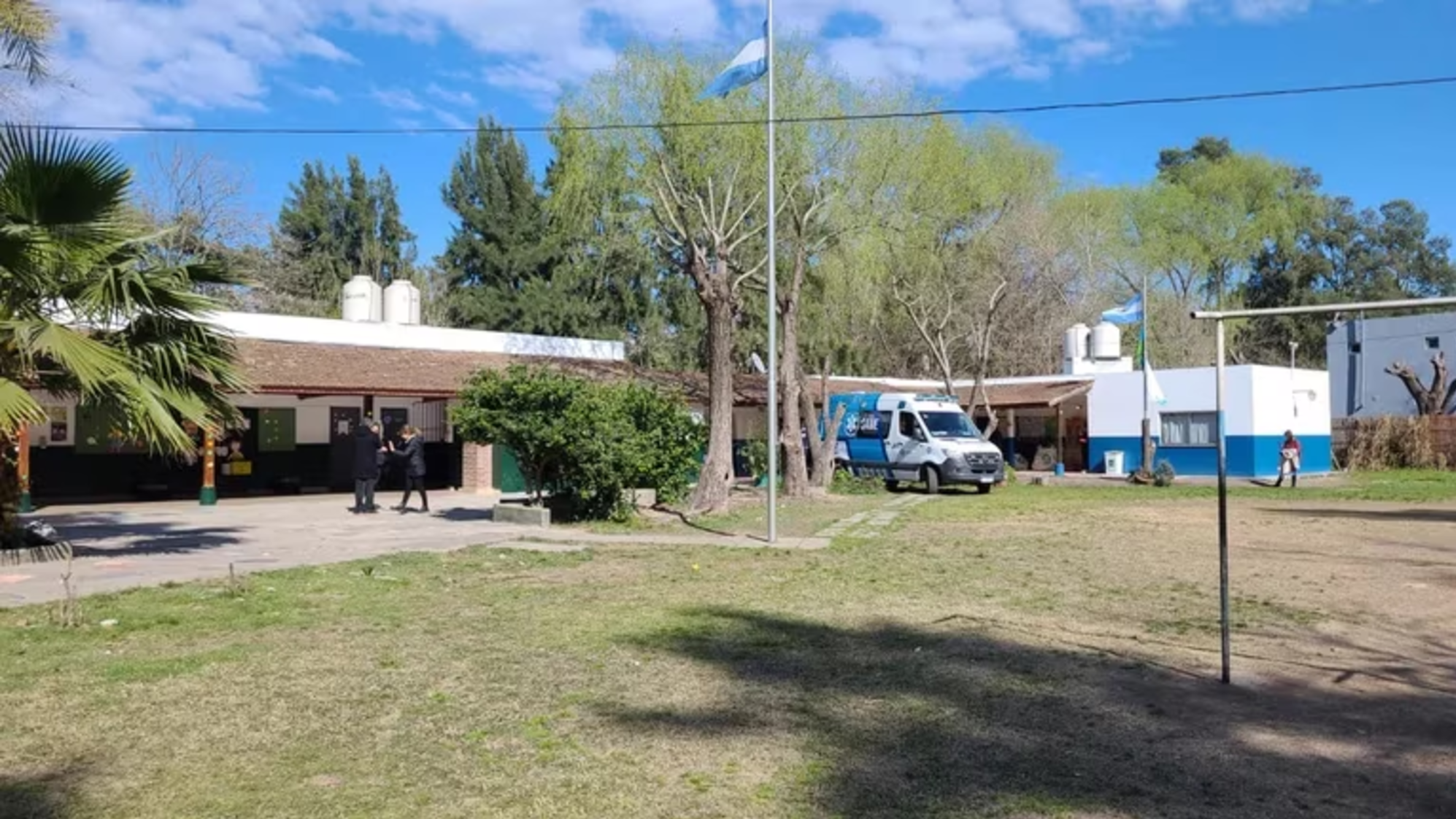 A la escuela llegaron los policías y la asistencia médica.