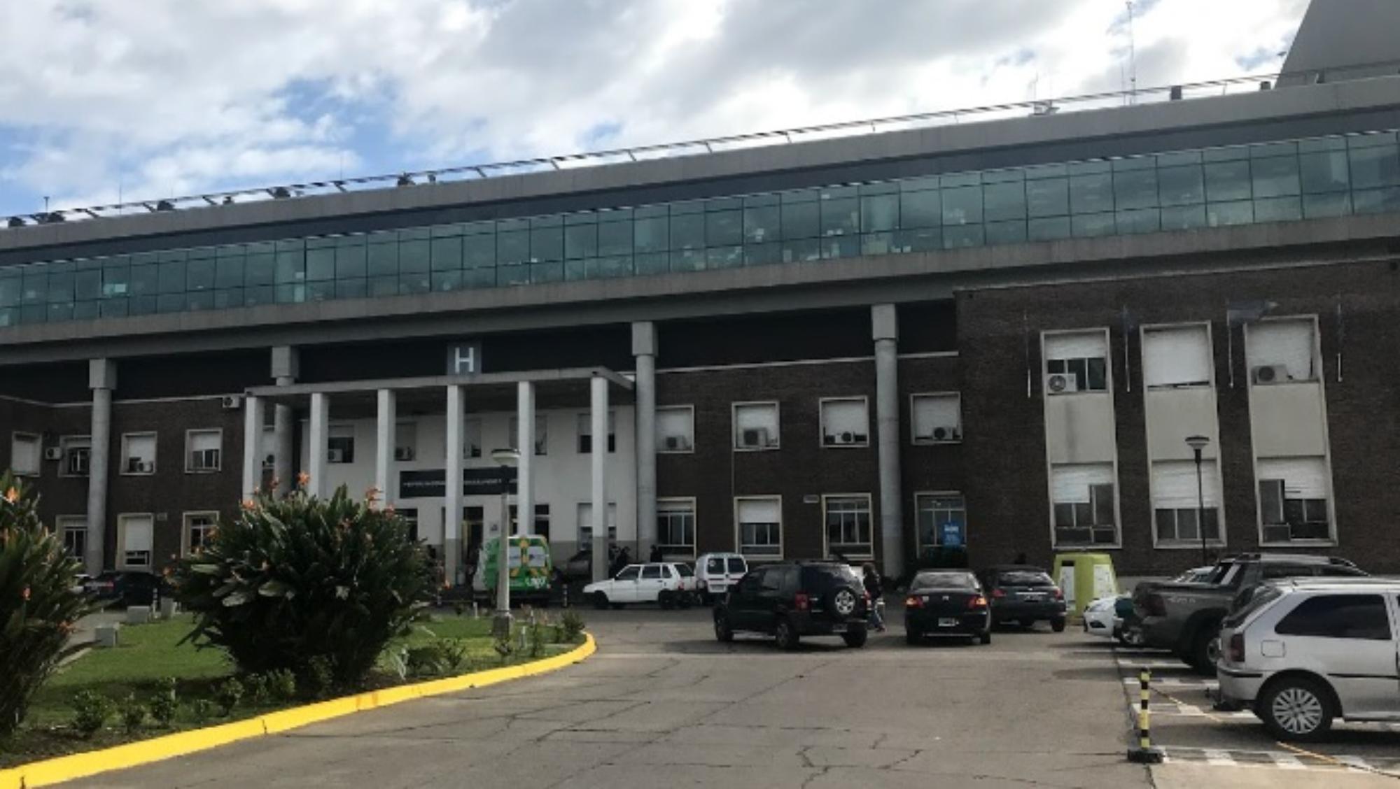 El muchacho baleado perdió la vida mientras era asistido en este hospital.