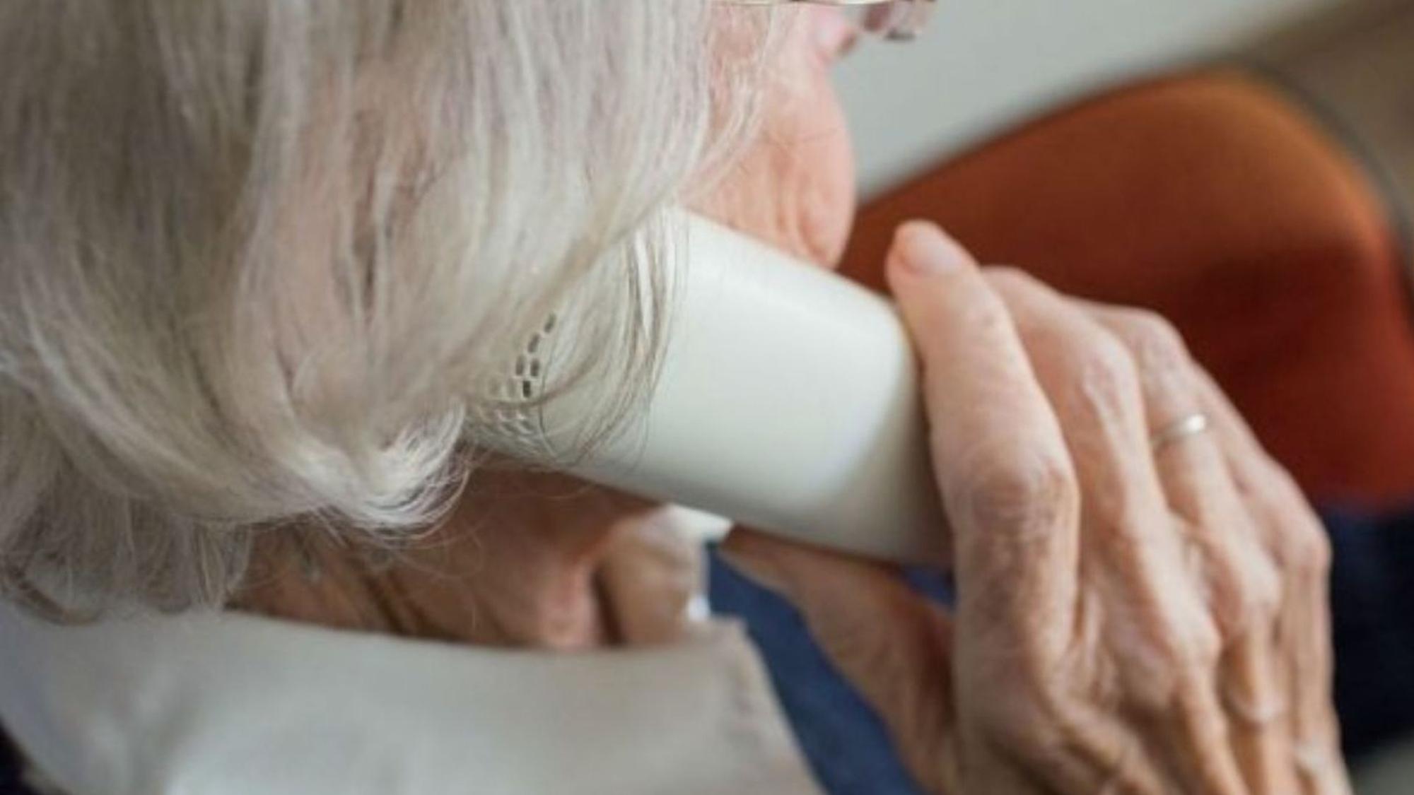 La mujer fue contactada telefónicamente por los estafadores.