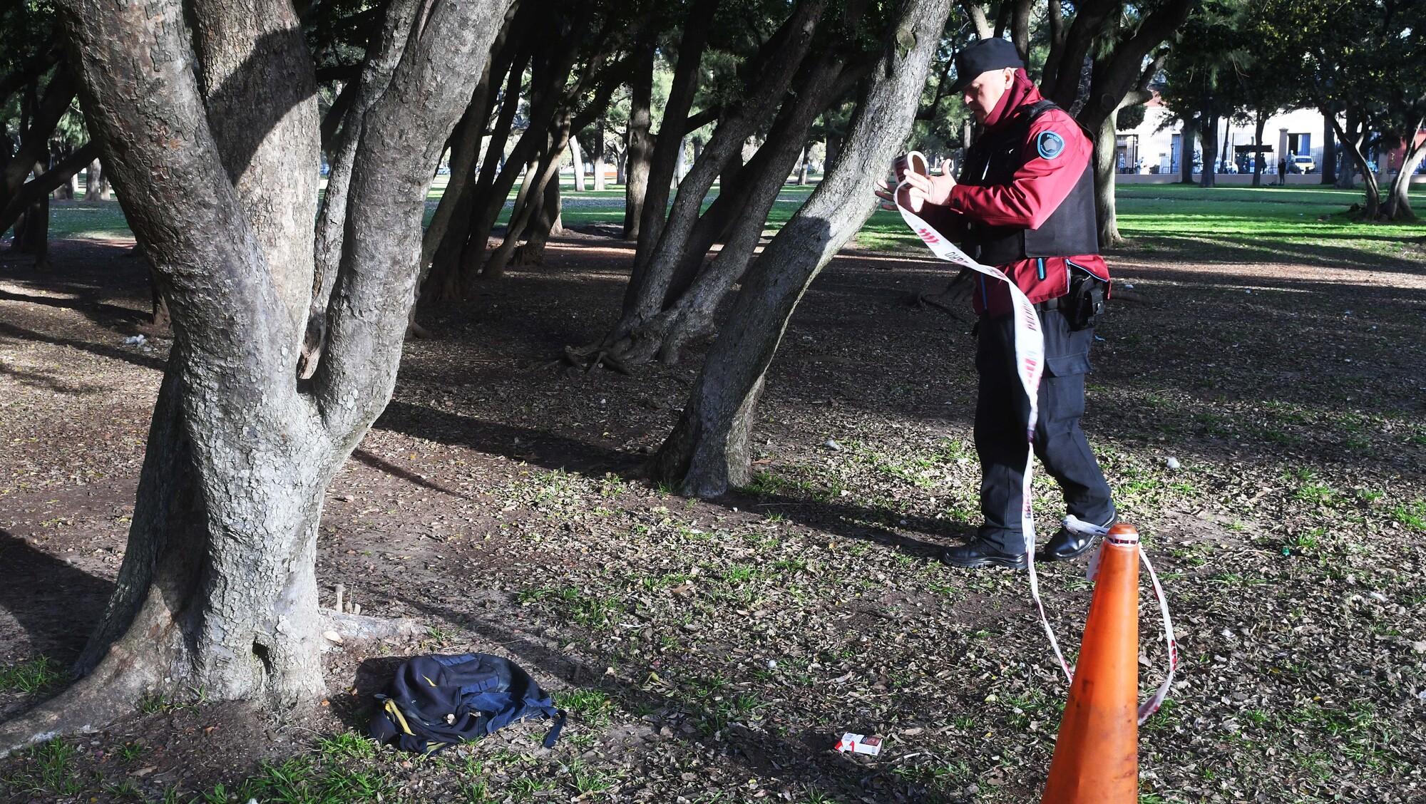 La policía secuestró los elementos hallados en la zona del crimen y serán periciados. Foto Télam