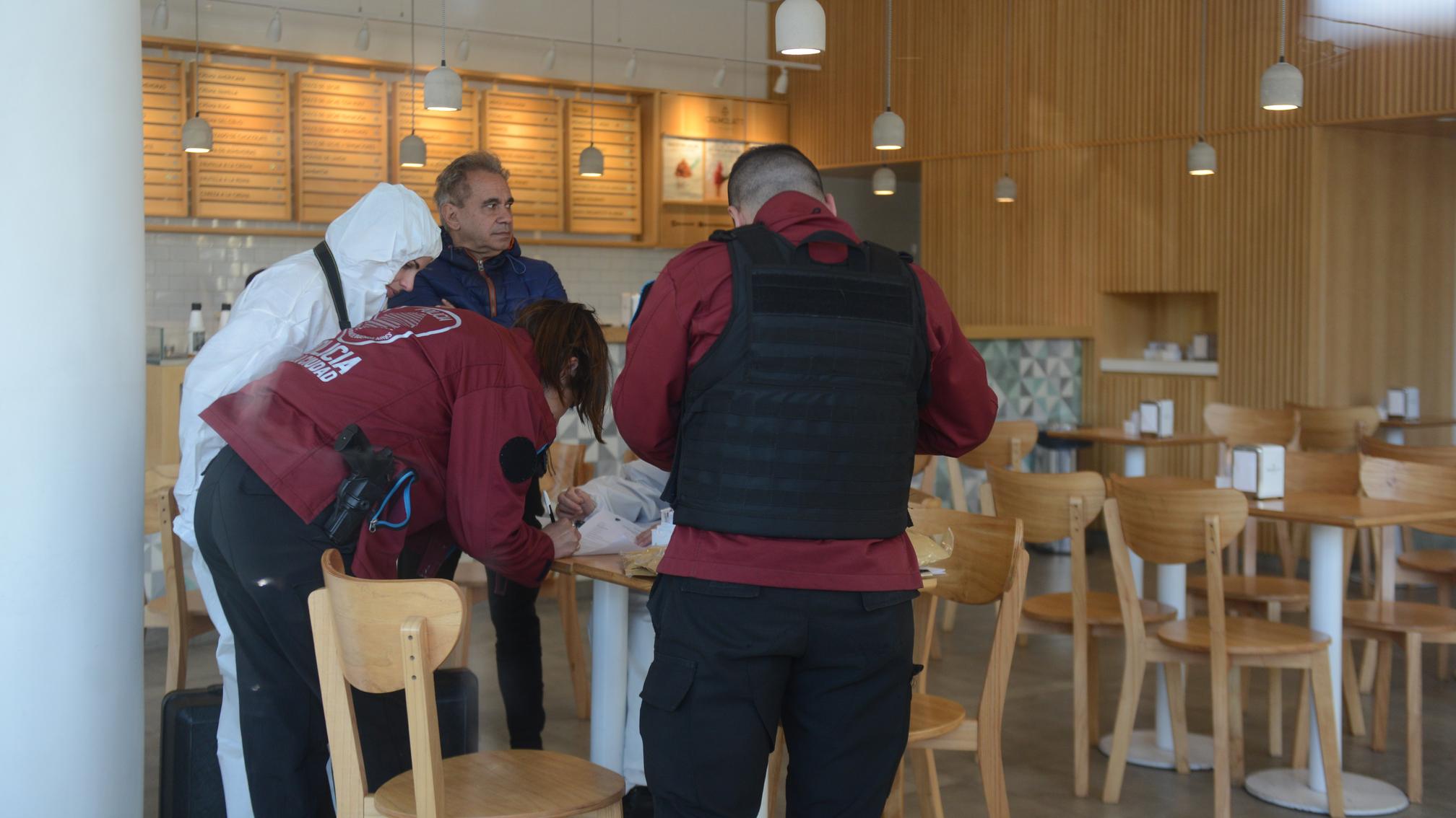 Efectivos de la Policía realizaron este jueves distintos peritajes para tratar de encontrar al ladrón que mató al ingeniero en Palermo (Hernán Nersesian/Crónica).