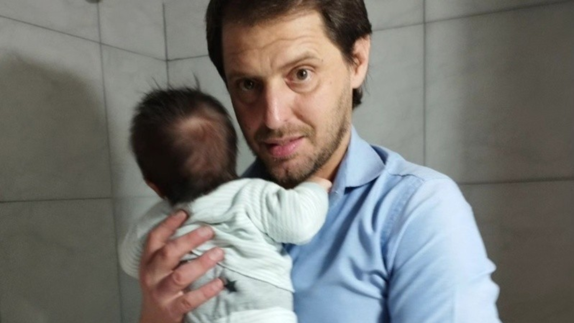  Mariano Barbieri, junto a su bebé de cuatro meses.