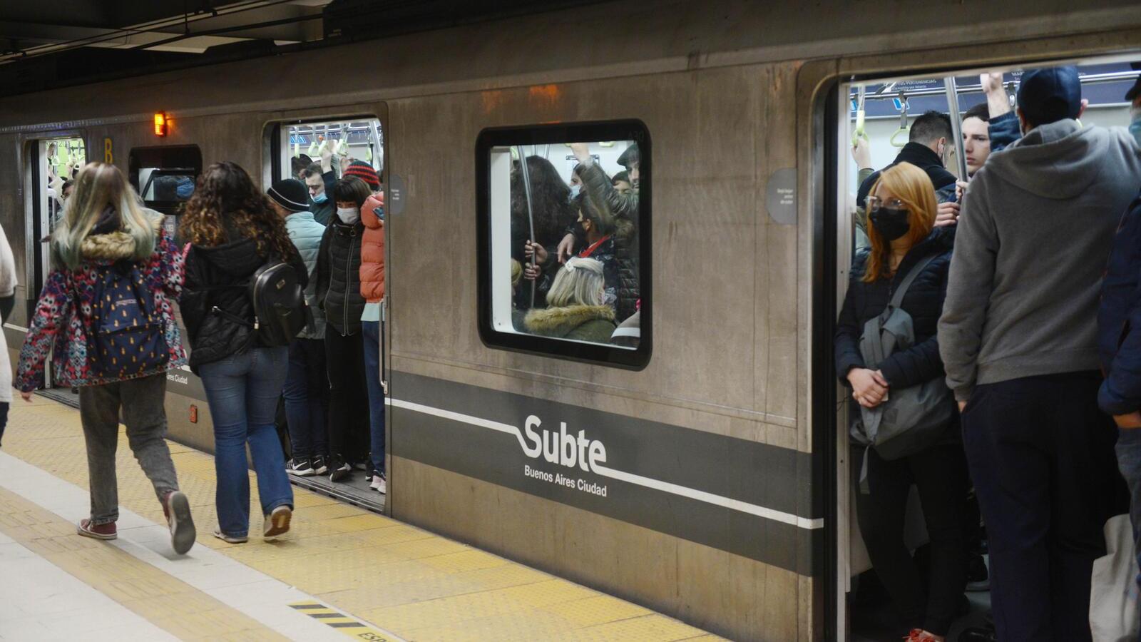 Desde este domingo el viaje en subte pasará a costar $80 (Crónica/Hernán Nersesian/Archivo).