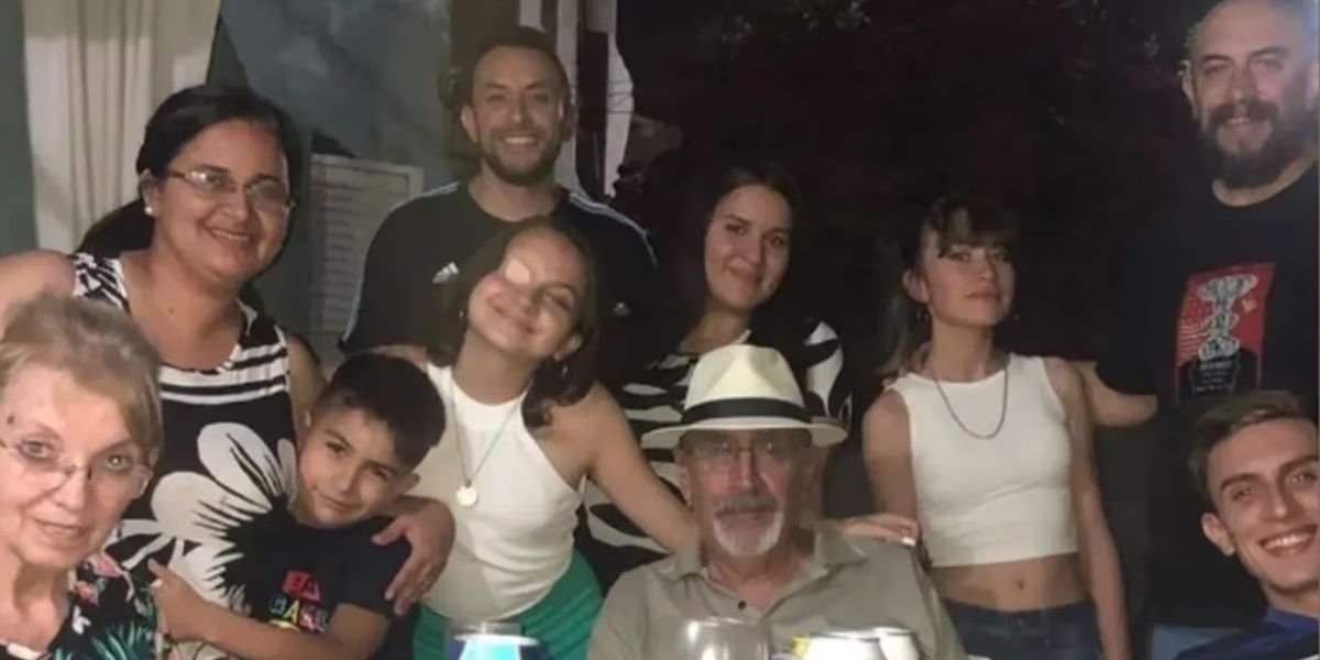 Agustina Cáseres junto a su familia.