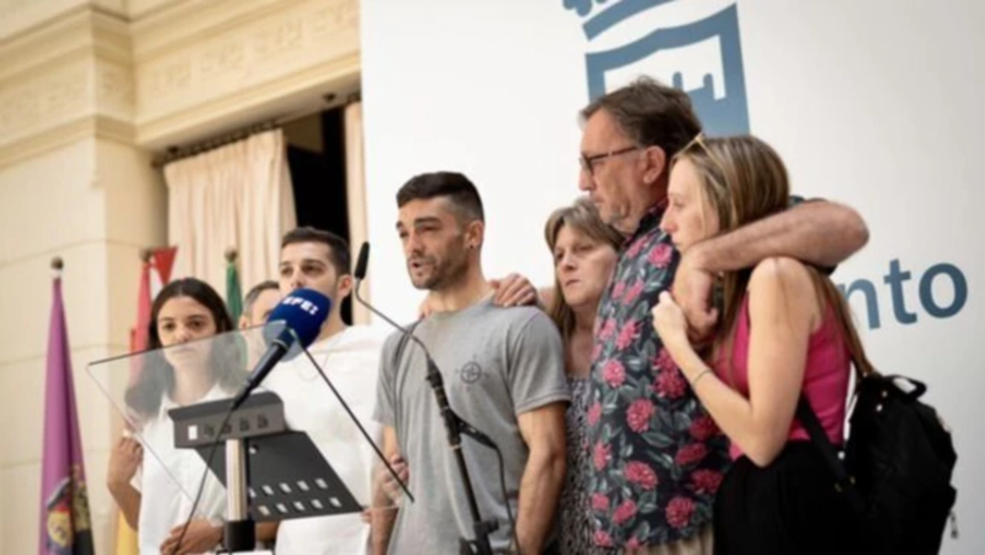 La familia de Emmanuel Soria fue recibida por las autoridades malagueñas. Foto: Maálaga Hoy