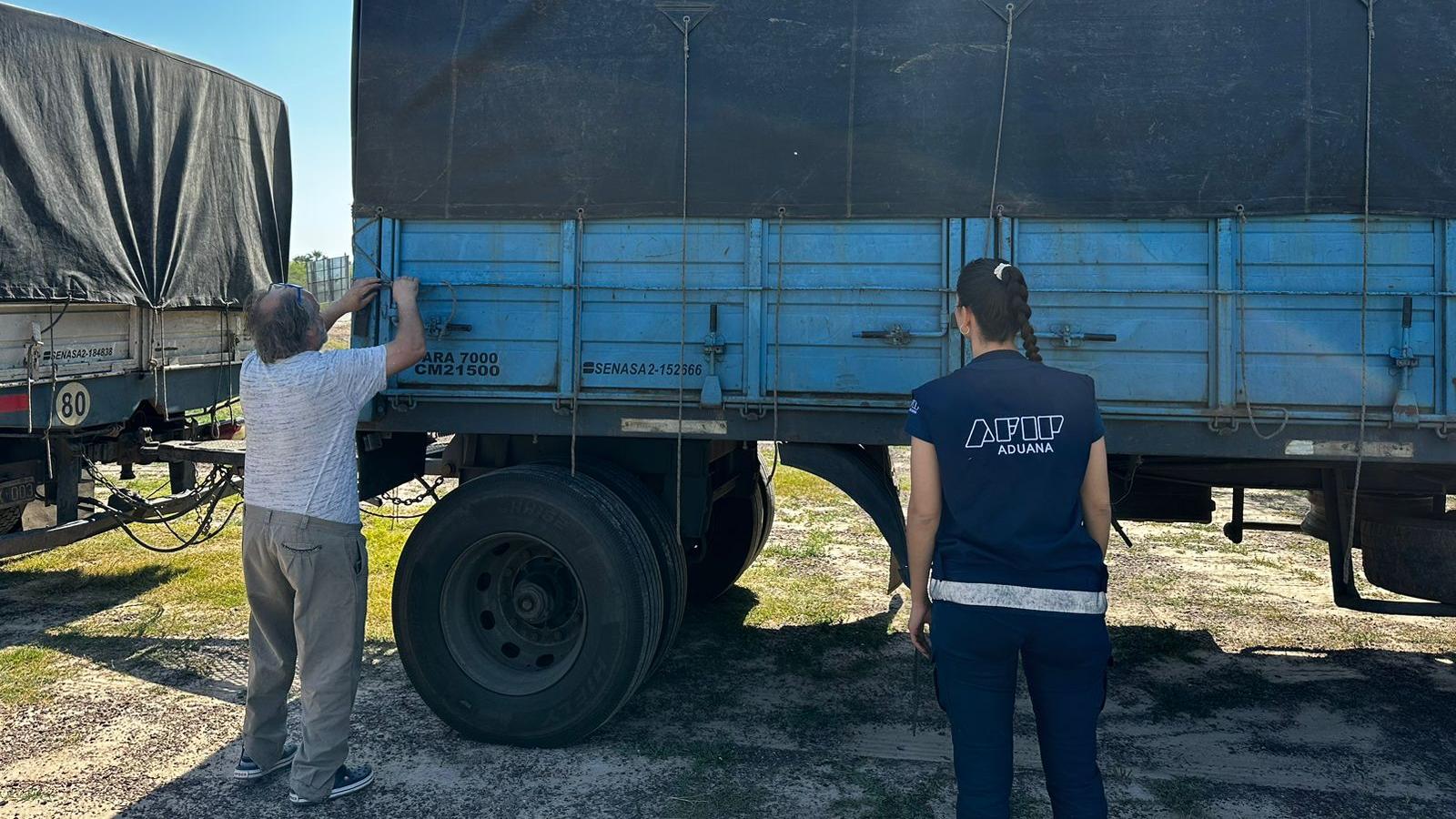 Agentes de la Aduana revisaron el camión a la altura de la Ruta Nacional 11, en Chaco.