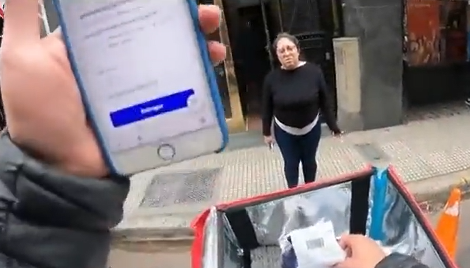 La mujer pretendía que el hombre entre al edificio.