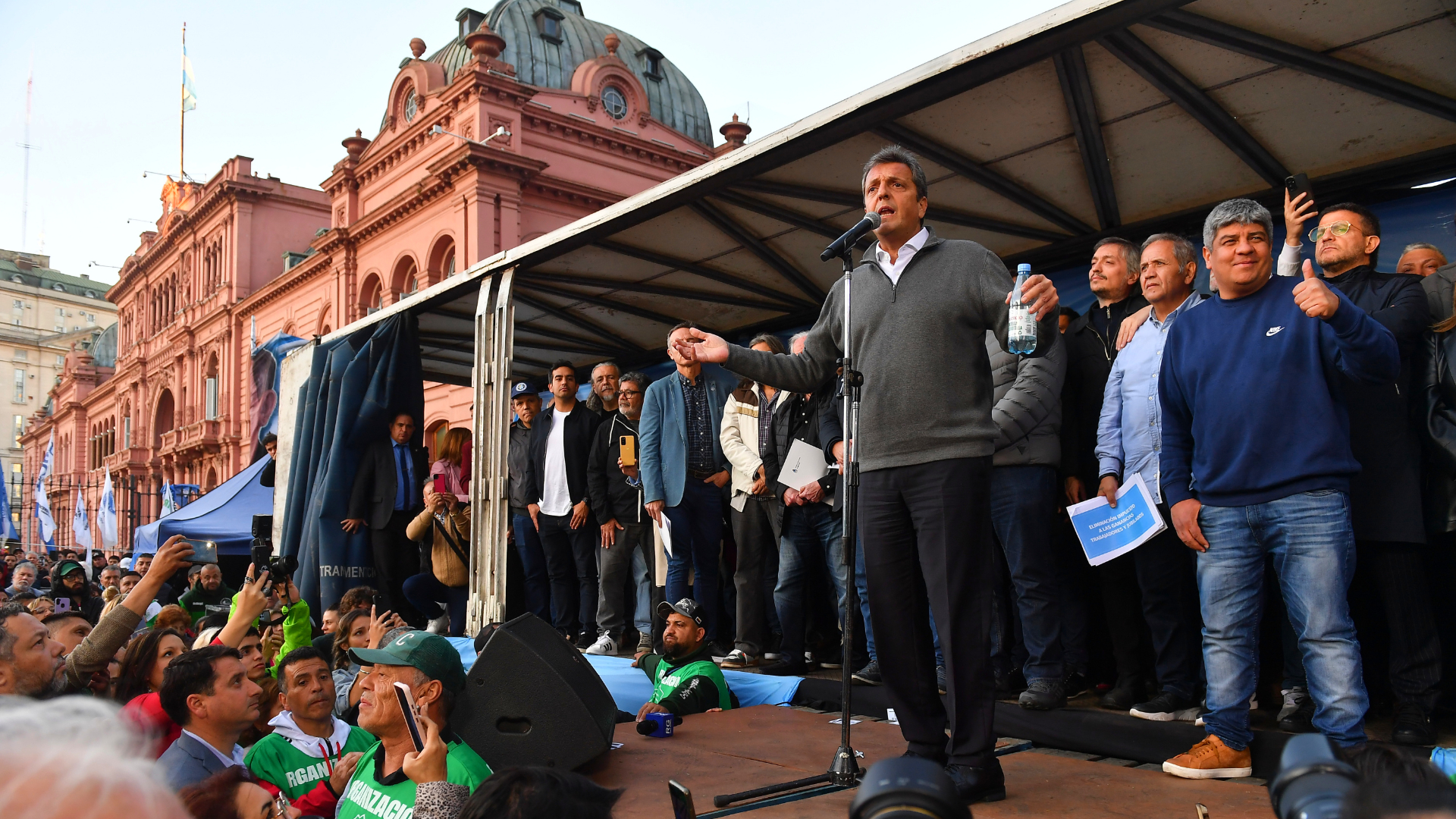 El ministro de Economía, Sergio Massa, anunció hoy en Plaza de Mayo ante una multitud de trabajadores que a partir del 1 de octubre próximo el nuevo piso del   <a href='https://www.cronica.com.ar/tags/Impuesto a las Ganancias'>Impuesto a las Ganancias</a> subirá hasta 1.770.000 pesos mensuales