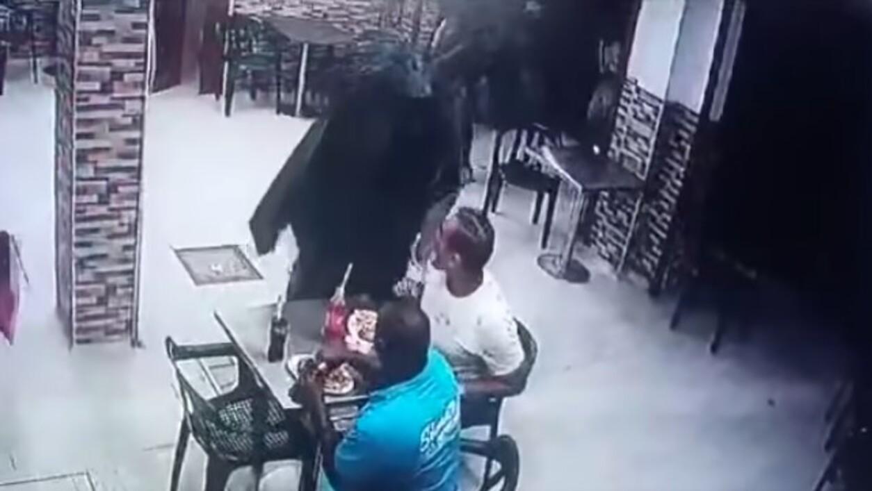 Batman atacó a dos comensales en Colombia (Captura de video).