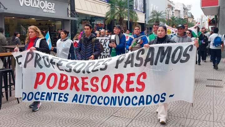 DOCENTES, EN UNA DE LAS RECIENTES MARCHAS DE PROTESTA CONTRA LA GESTIÓN DE GUSTAVO VALDÉS.