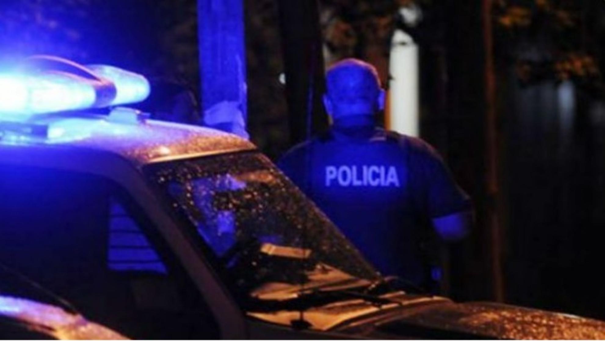 Los investigadores policiales arribaron al escenario del crimen de la criatura.