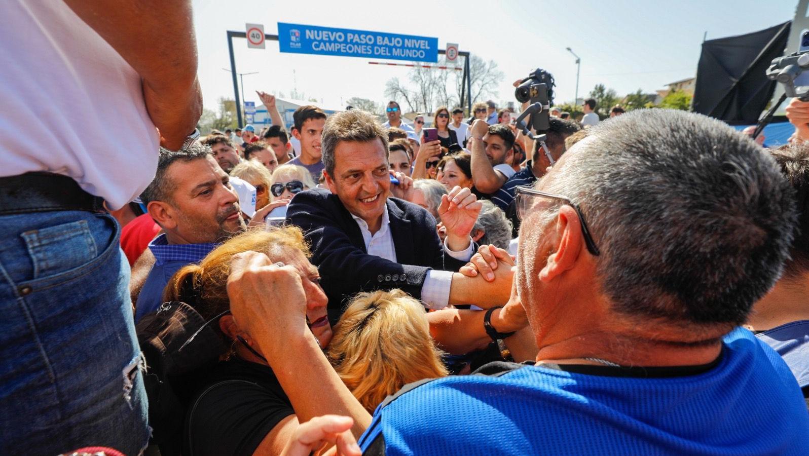 Massa y la gente, durante una recorrida este sábado en Pilar.