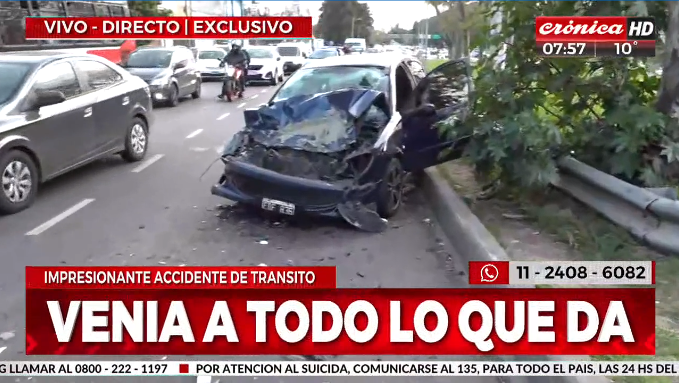 Así quedó el auto en el que circulaban los heridos (Crónica HD).