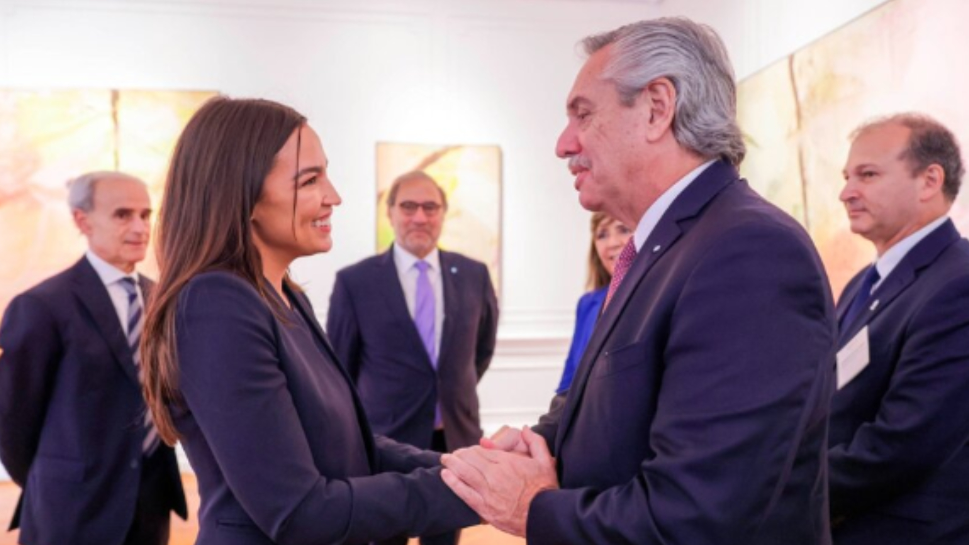 Alberto Fernández con la congresista estadounidense Alexandria Ocasio-Cortez.