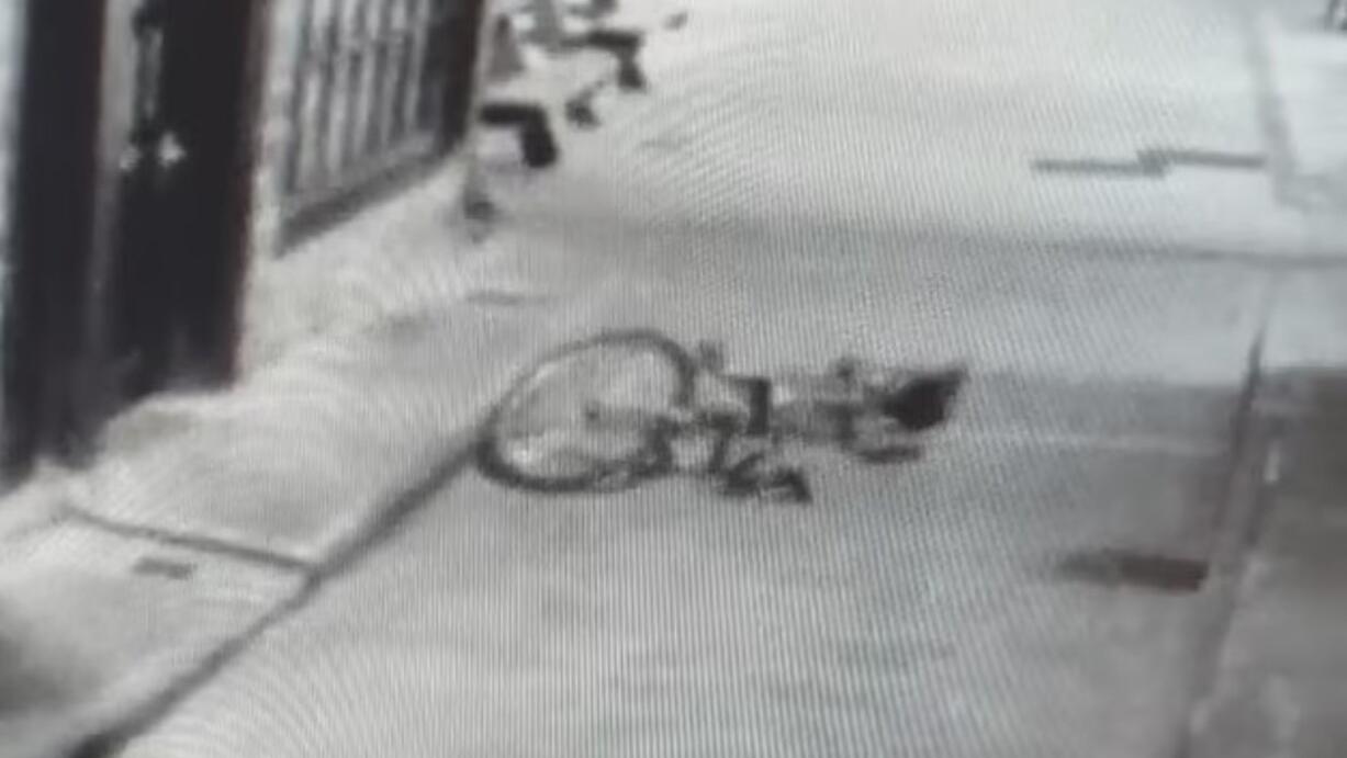 La bicicleta terminó en el suelo aunque el misterio sigue intacto (Captura de video).