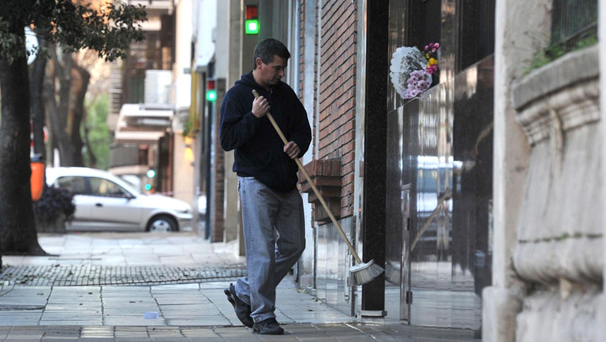 La suma fija de $60.000 debe pagarse en dos cuotas a trabajadores en relación de dependencia (Télam/Archivo).