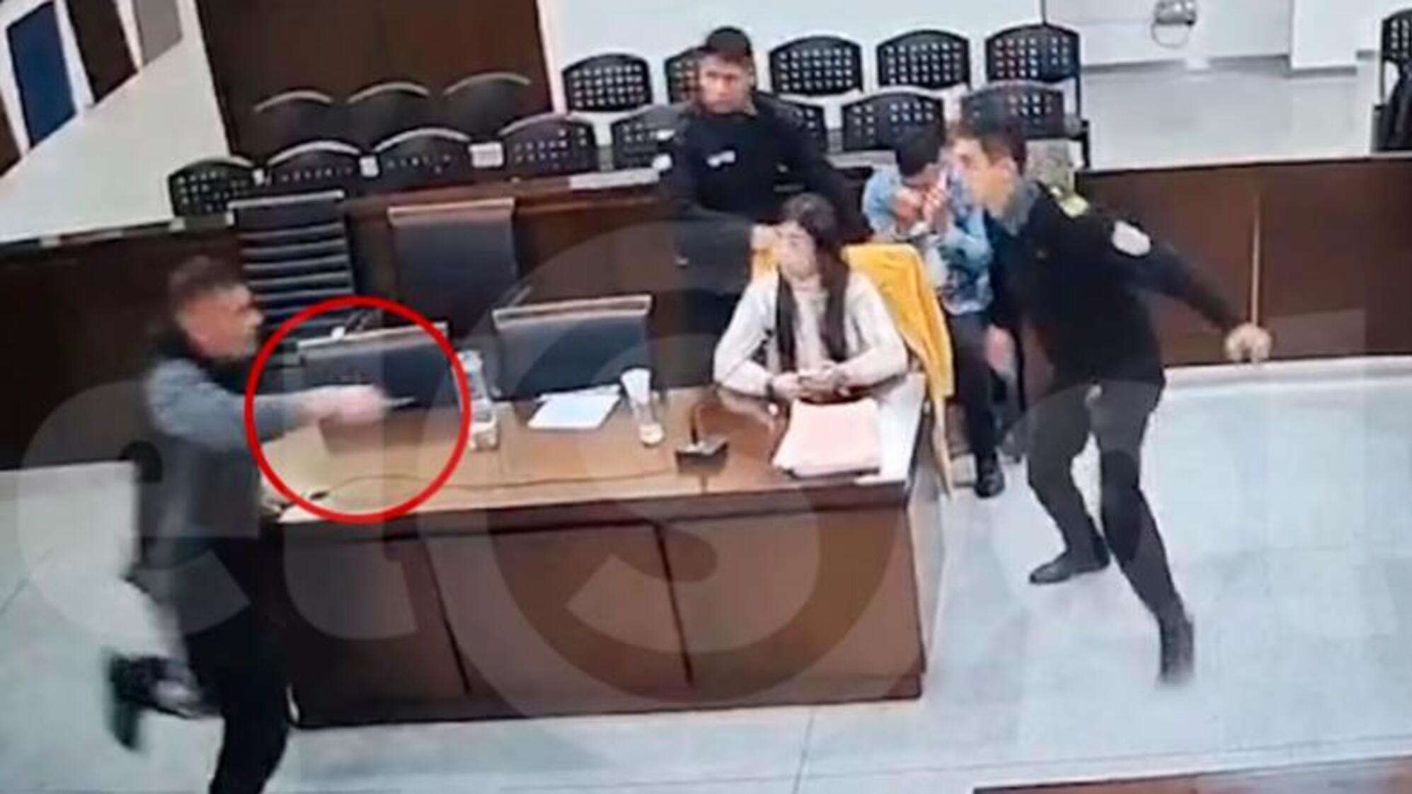 El momento del ataque en pleno juicio (Captura de pantalla).