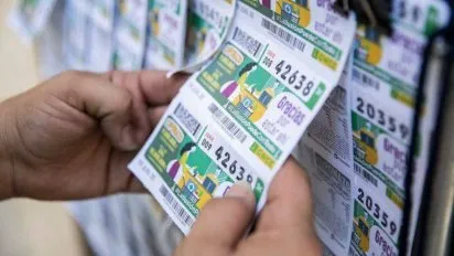 Ganó una fortuna en la lotería y se la gastó toda.