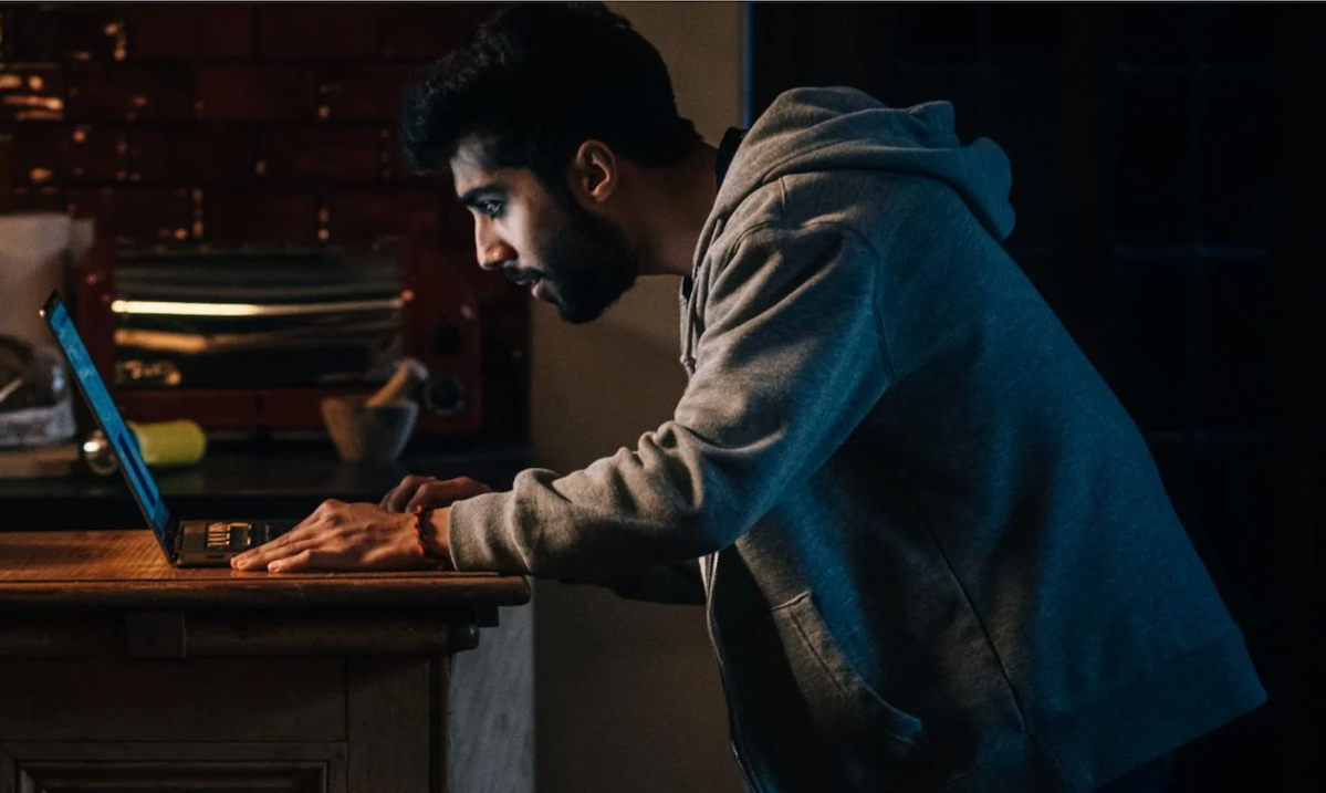 Harri (Chaneil Kular) deberá enfrentarse a 'justicieros' que buscan matarlo en esta nueva película de   <a href='https://www.cronica.com.ar/tags/Netflix'>Netflix</a> que habla sobre el peligro de las redes sociales.