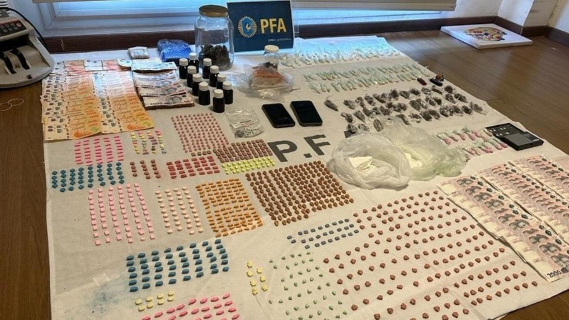 Más de 1.200 pastillas de éxtasis fueron secuestradas en un operativo.