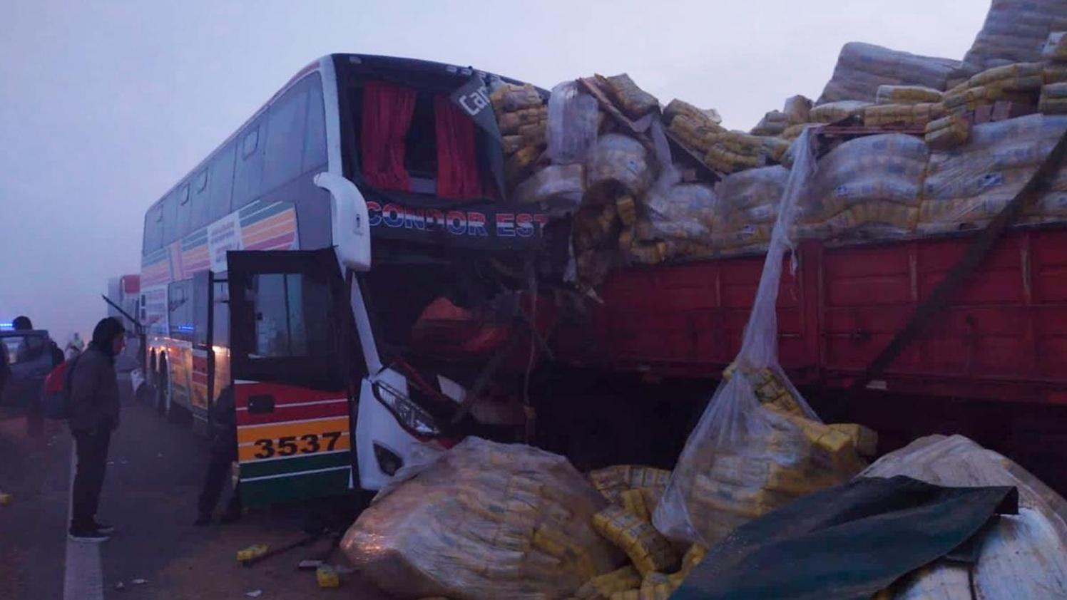 El accidente dejó dos muertos y varios heridos.