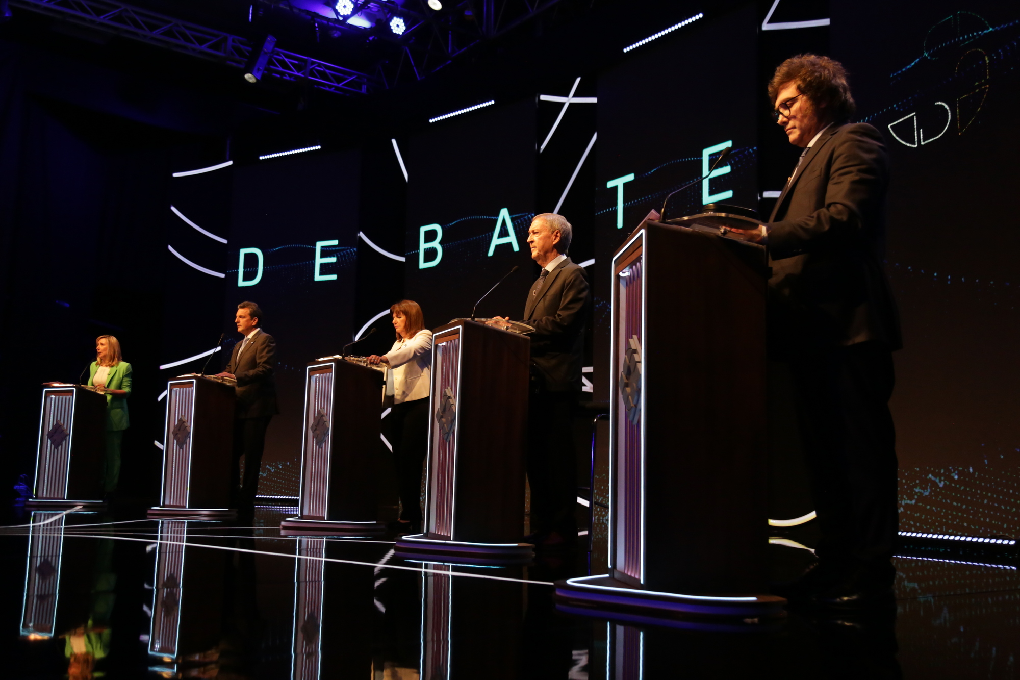 Los cinco candidatos presidenciales debatieron anoche en Santiago del Estero.