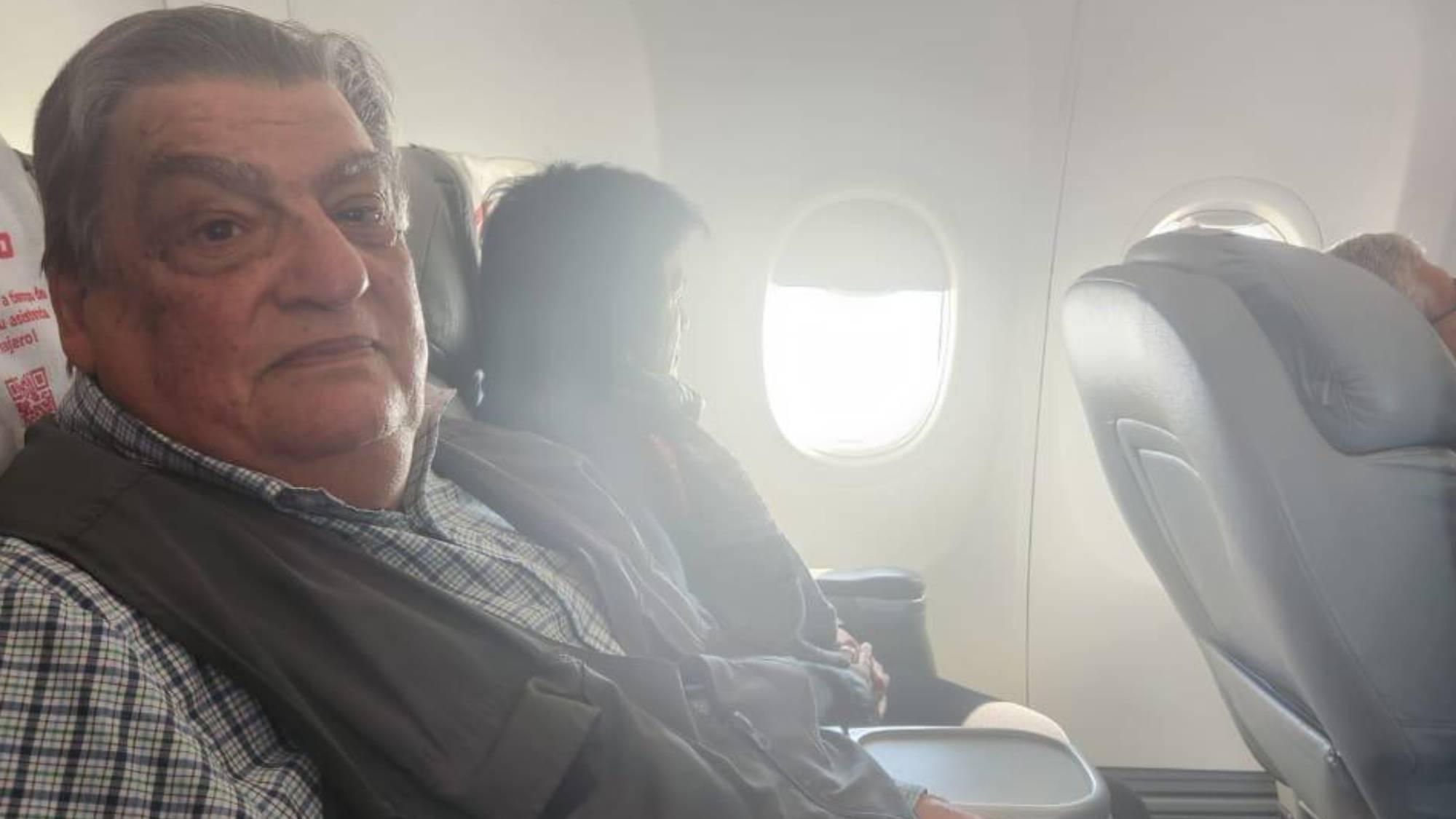 Milagro Sala, junto a su médico personal, Jorge Rachid, durante el viaje en avión a La Plata.