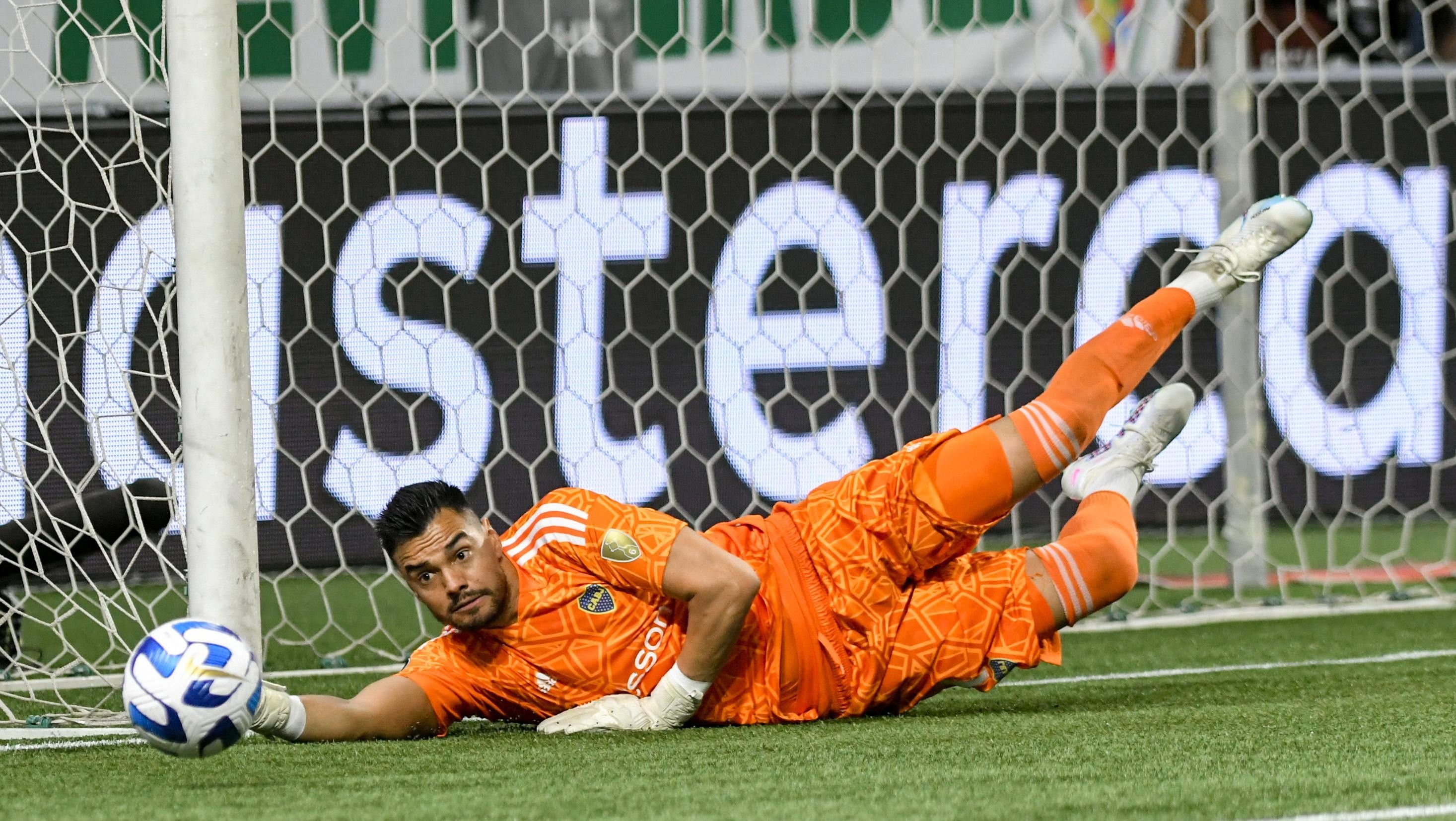 Chiquito se hizo gigante en la alfombra del Parque Allianz. Sergio Romero grandísimo ante Palmeiras en los penales al tapar, otra vez, dos tiros. (Fuente: Télam)