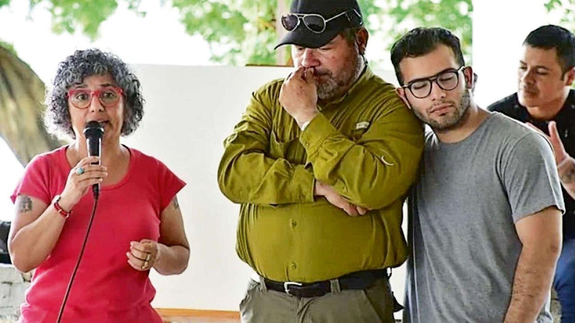 El clan Sena compuesto por Emerenciano Sena, Marcela Acuña, y su hijo, César.