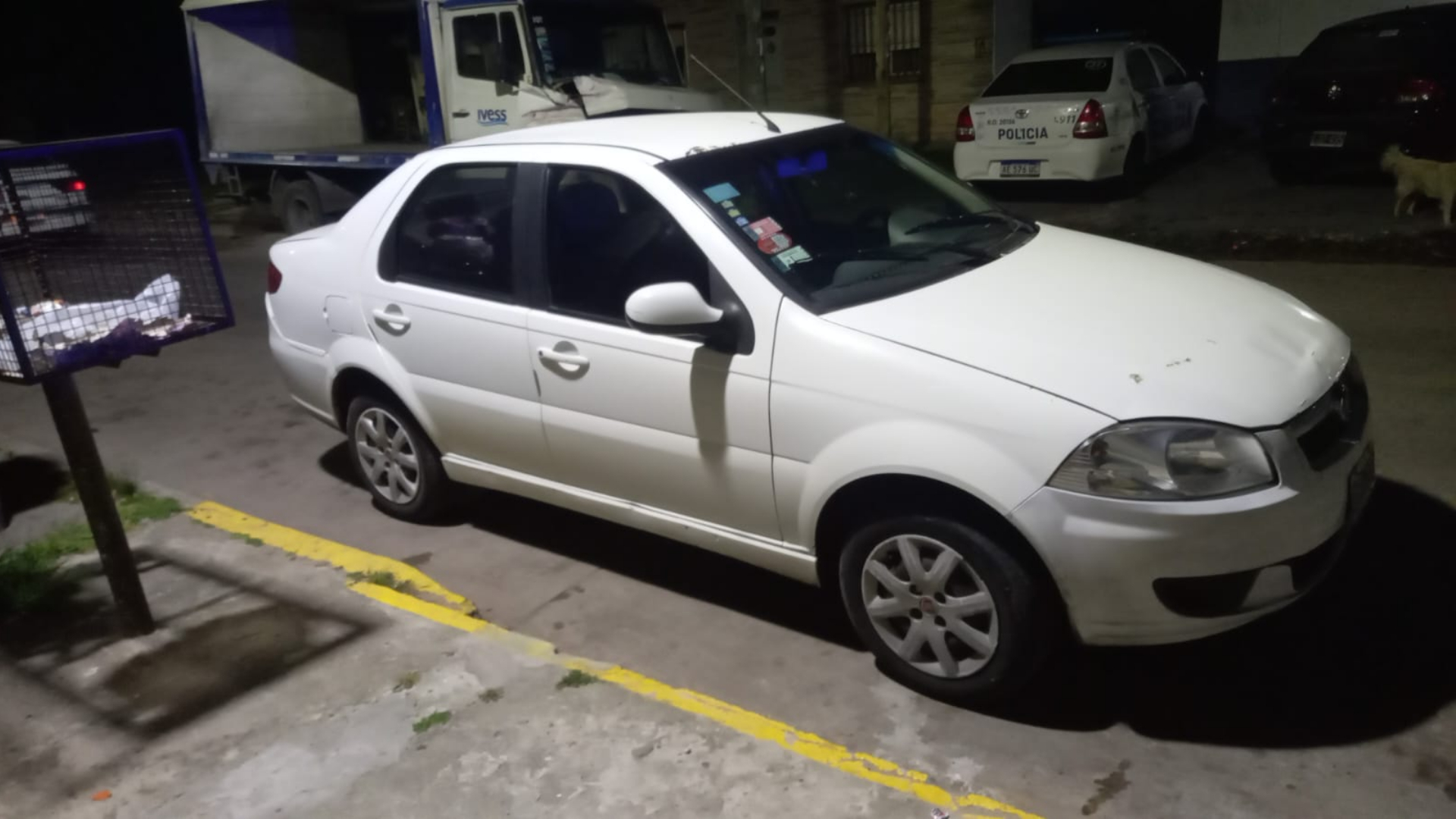 El auto secuestrado, que manejaban los detenidos (Gentileza Policía Bonaerense).