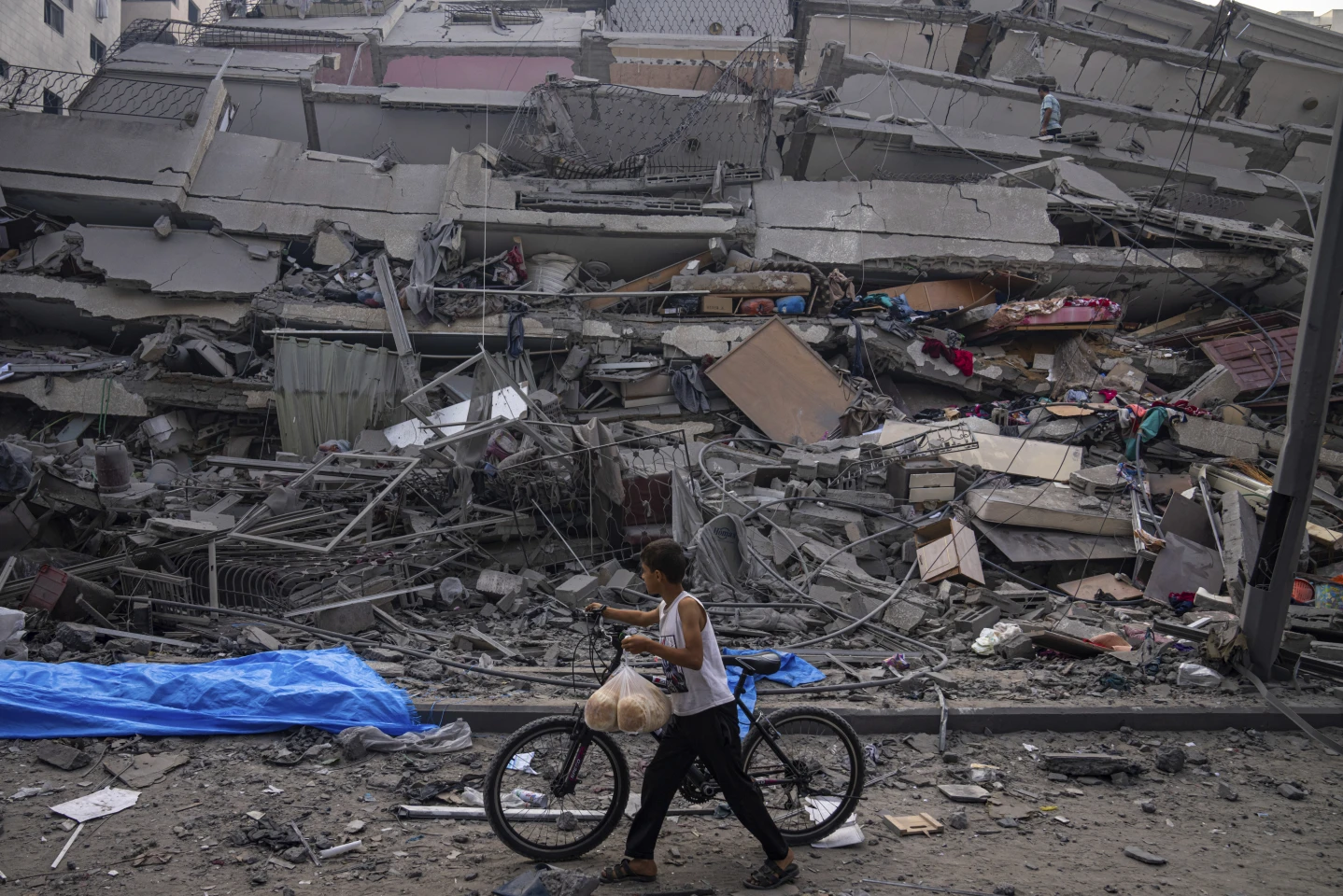 Edificio destruído en la Ciudad de Gaza por un cohete tras la contraofensiva de   <a href='https://www.cronica.com.ar/tags/Israel'>Israel</a> (Gentileza: The Associated Press). 