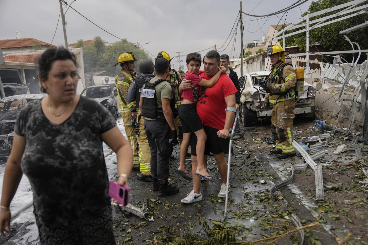 Ciudadanos de Ashkelon, del sur de   <a href='https://www.cronica.com.ar/tags/Israel'>Israel</a>, evacúan un lugar alcanzado por un cohete lanzado desde la   <a href='https://www.cronica.com.ar/tags/Franja de Gaza'>Franja de Gaza</a> (Gentileza: The Associated Press).