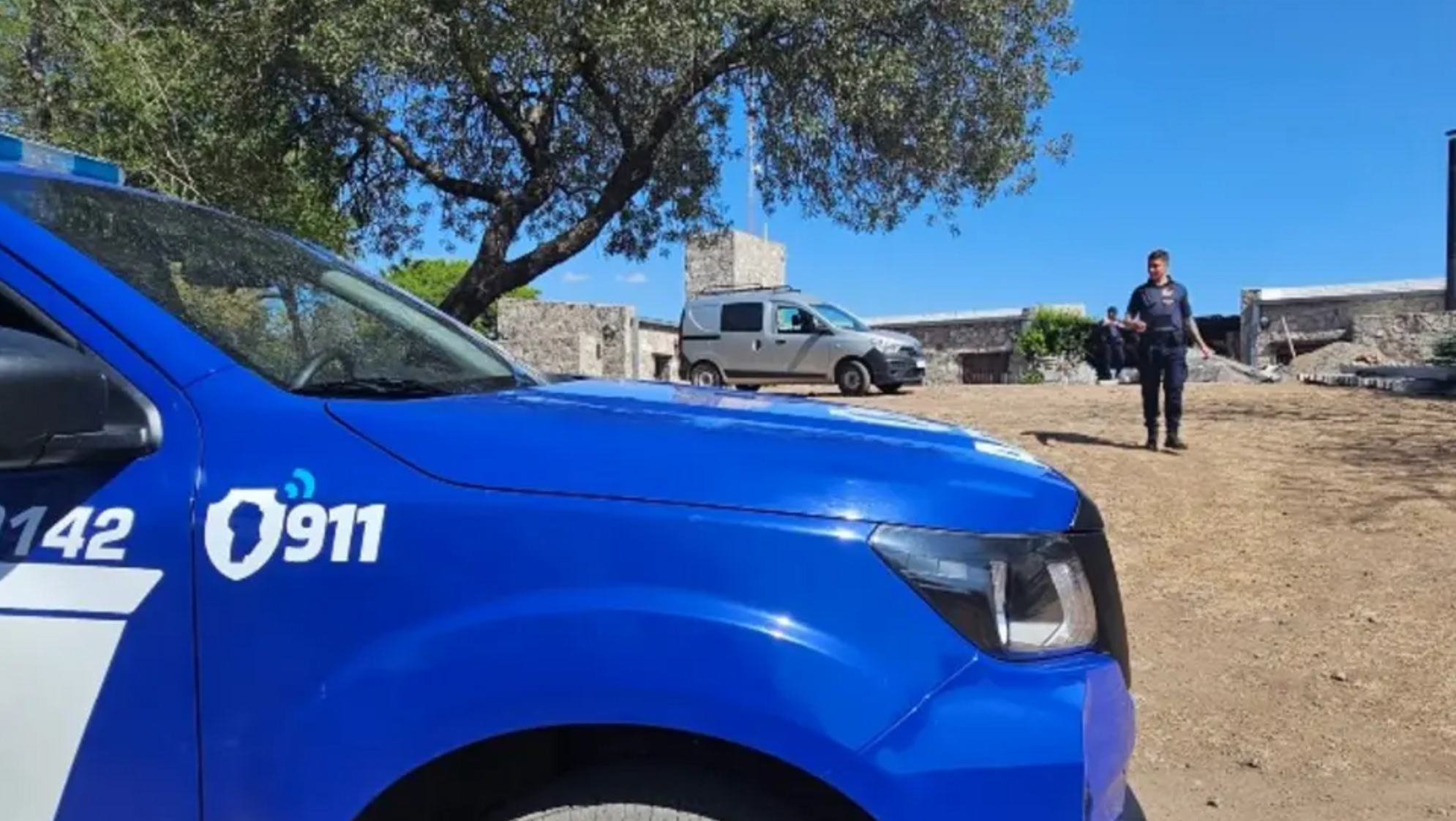 Los policías trabajaron en la vivienda situada en las afueras de La Granja (Gentileza Radio Jesús María).