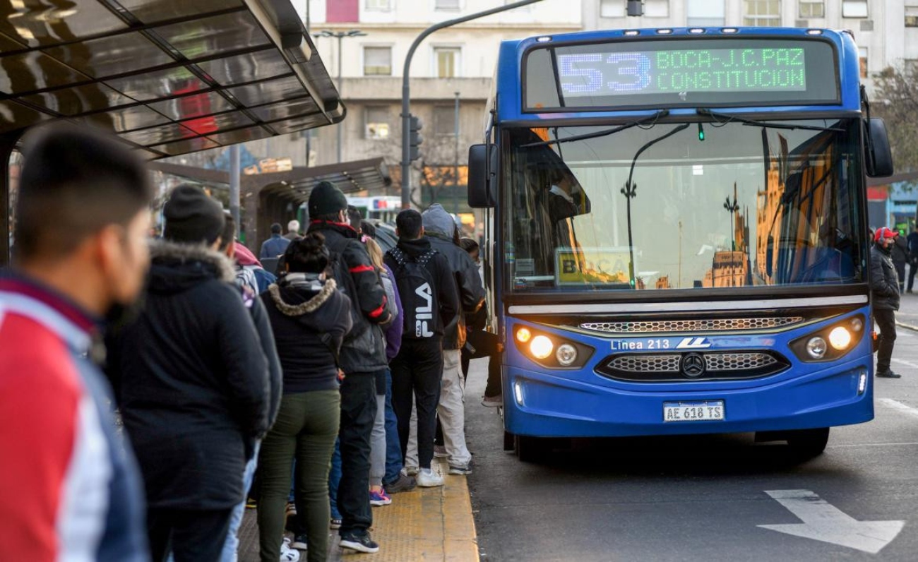 La organización del transporte público para los días feriados es determinado por cada gobierno provincial y municipal.