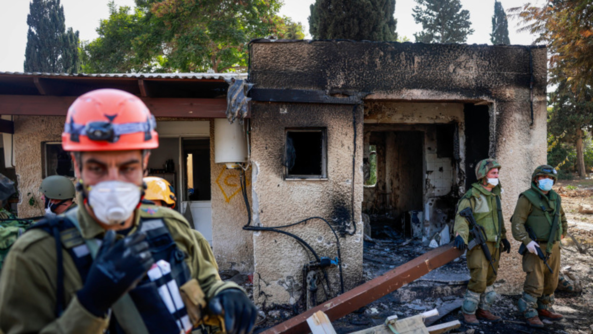 Lo rescatistas en los kibutz que fueron atacados por Hamas.