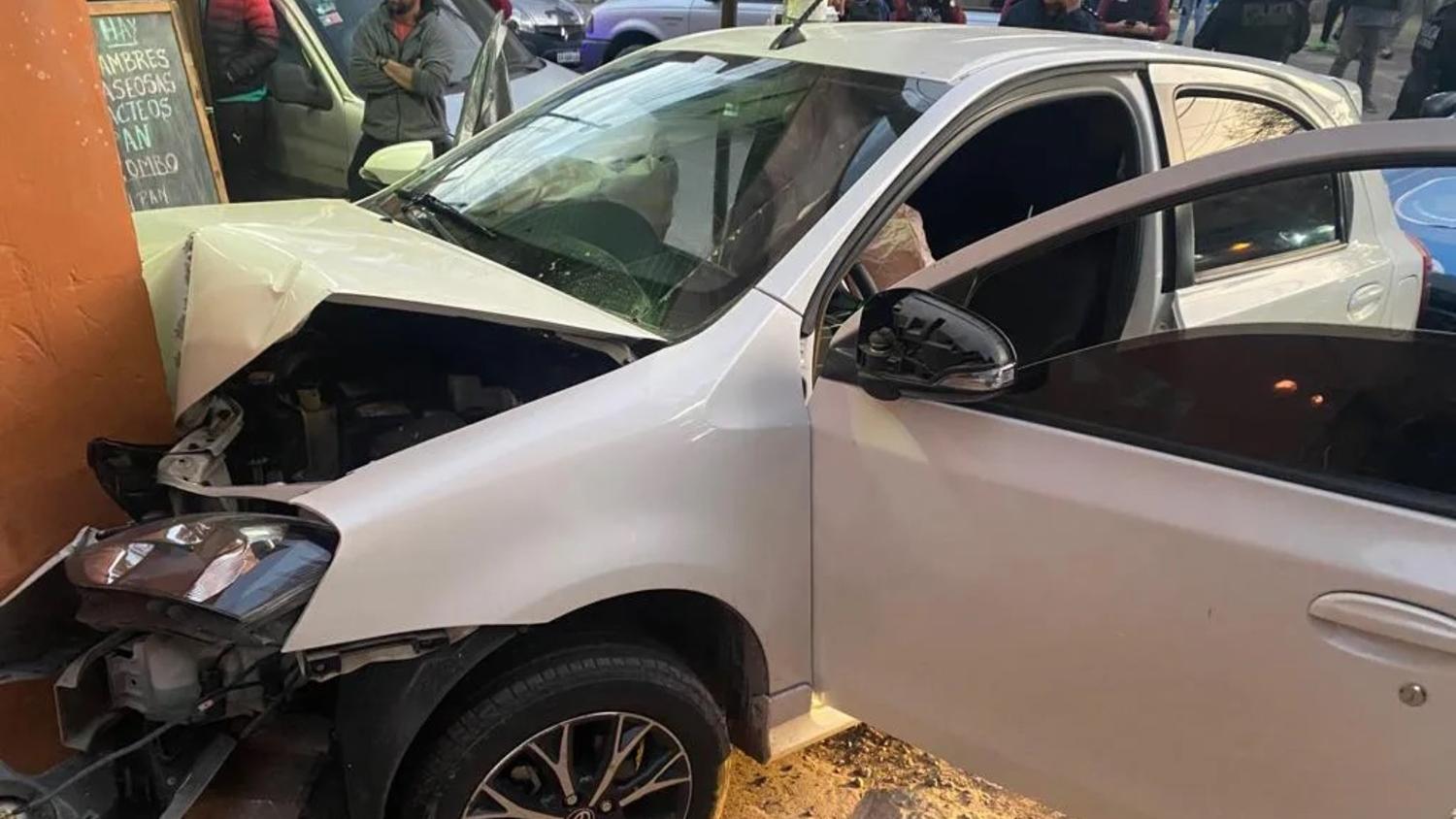 Uno de los autos quedó en el medio de la balacera.