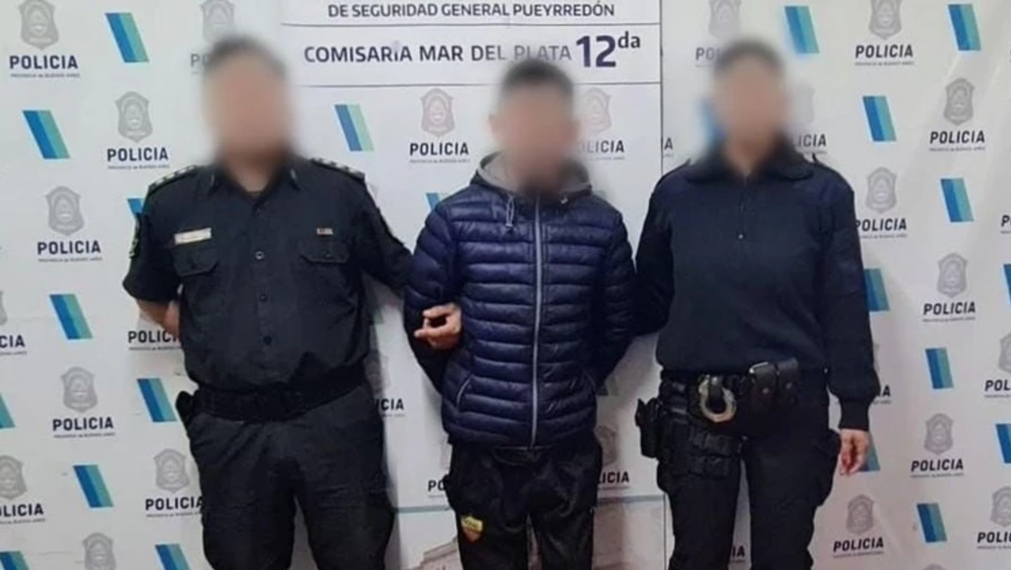 El hombre que asaltaba taxistas usando una silla de ruedas al ser detenido.