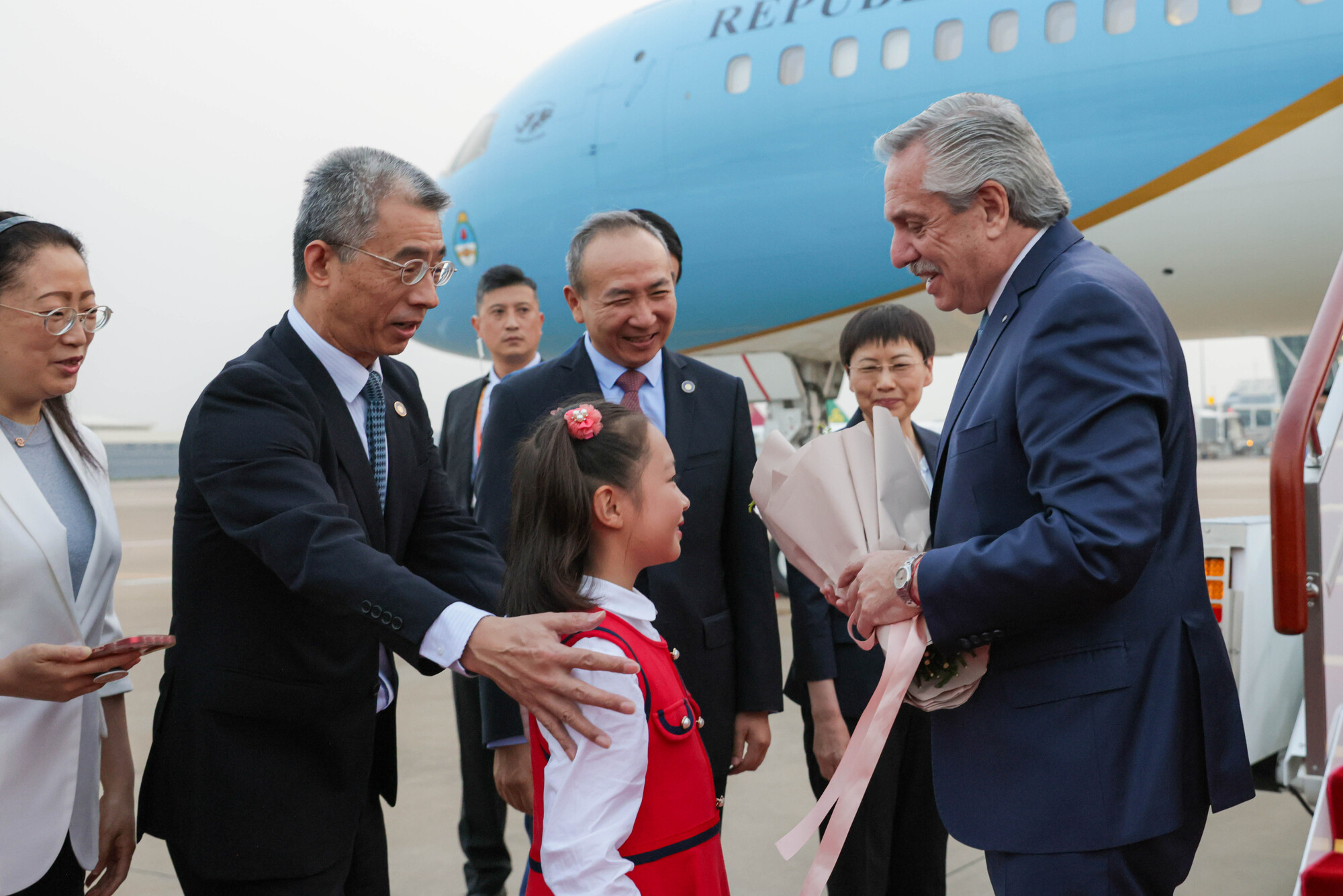 El Presidente llegó a la ciudad de Shanghai, en la República Popular China, donde fue recibido por el embajador de ese país ante la  Argentina, Wang Wei; el director de América Latina y Caribe, Cai Wei; y el vicealcalde de la ciudad de Shanghai, Zhang Xiaohong