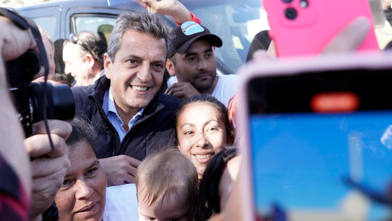 Sergio Massa ultima detalles para el cierre de su campaña en una fábrica con trabajadores (Archivo).